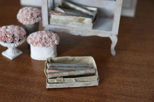 1/12 Antique Wallpaper Box Dollhouse Miniature Decor