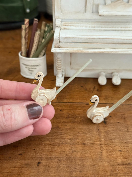 1/12 Shabby Swan Nursery Toy Brocante